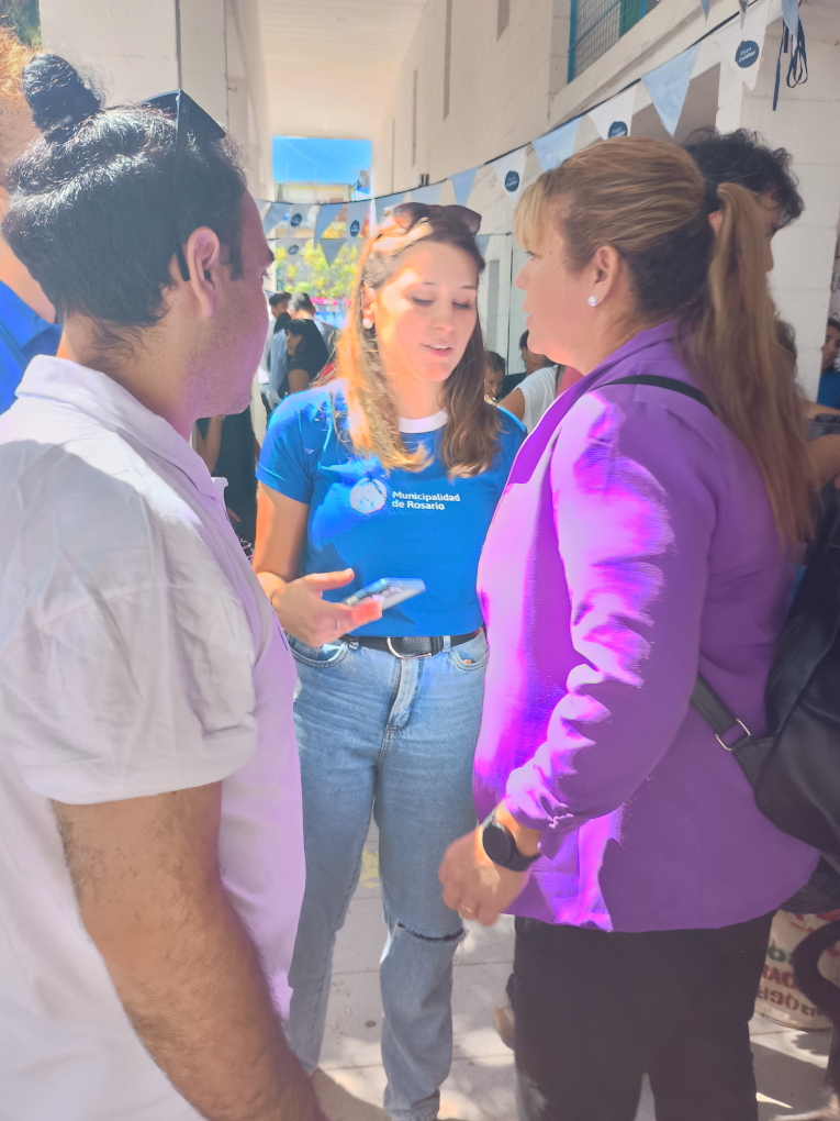 Candidatxs de Somos Rosario realizando actividad comunitaria
